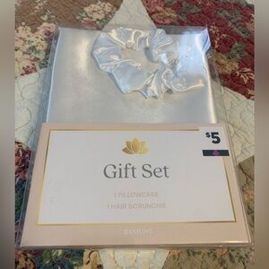 Luxurious White Silk Gift Set
